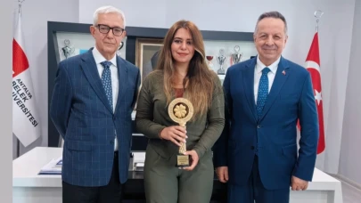 “İZ: KATMANLAR ARASINDA RAFLARDA”