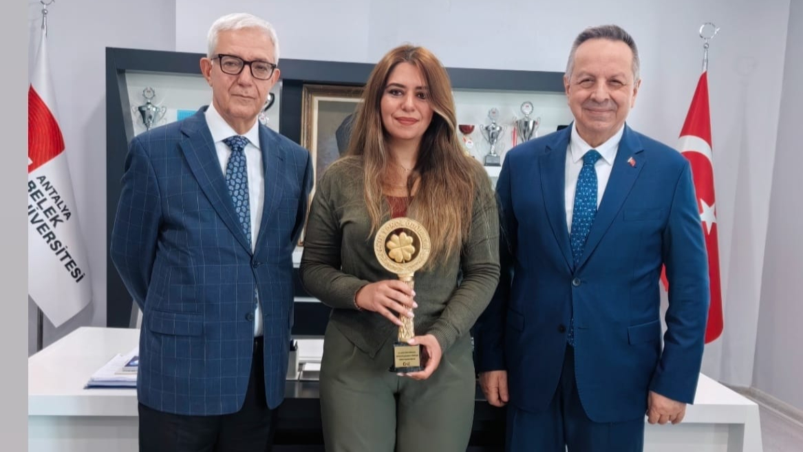 “İZ: KATMANLAR ARASINDA RAFLARDA”