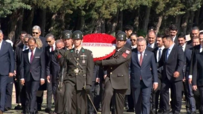 Bakan Bak'tan gençler ve sporcularla 19 Mayıs öncesi Anıtkabir ziyareti