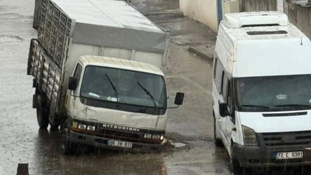 Batman’da altyapı çalışması sonrası yol çöktü: Seyir halindeki kamyonet çukura düştü