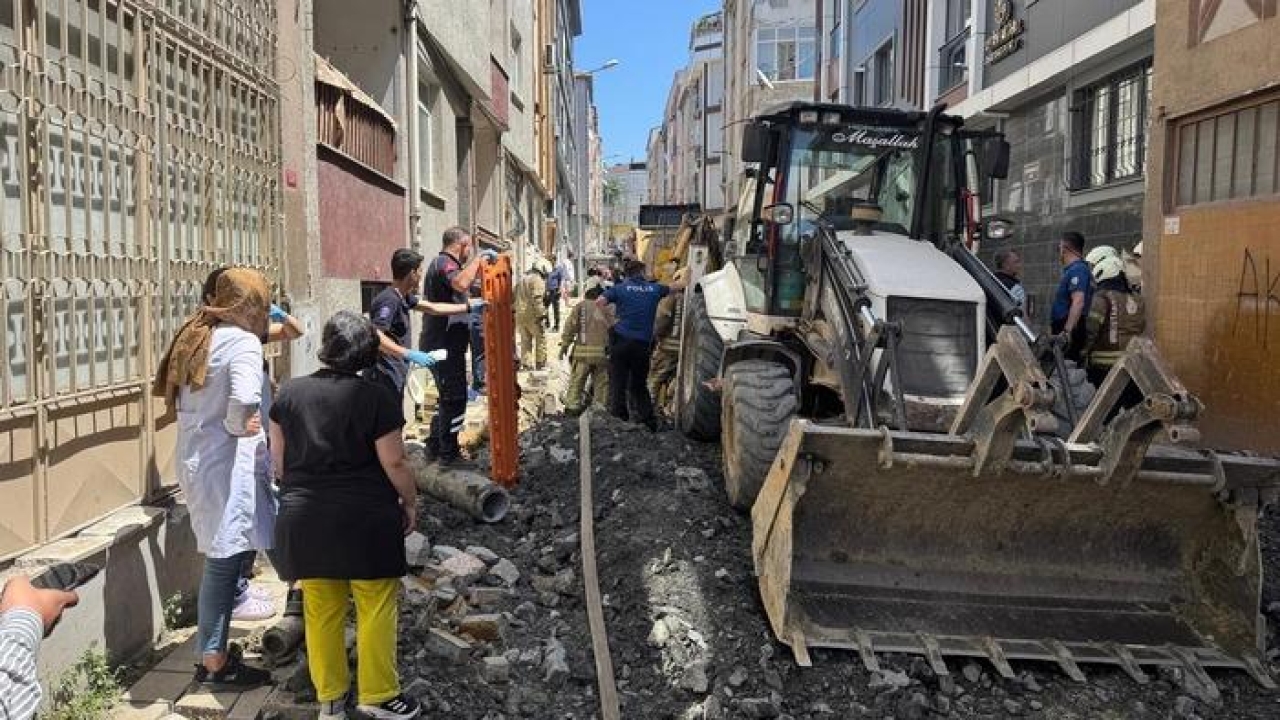 Bayrampaşa'da kanalizasyon çalışması sırasında bir işçi göçük altında kaldı
