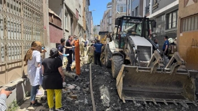 Bayrampaşa'da kanalizasyon çalışması sırasında bir işçi göçük altında kaldı