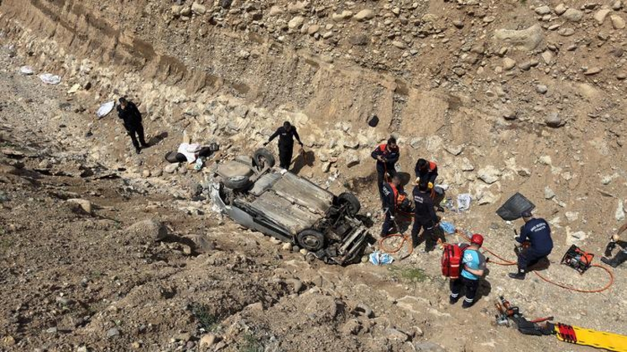 Bingöl'de otomobil, dere yatağına devrildi: 7 yaralı