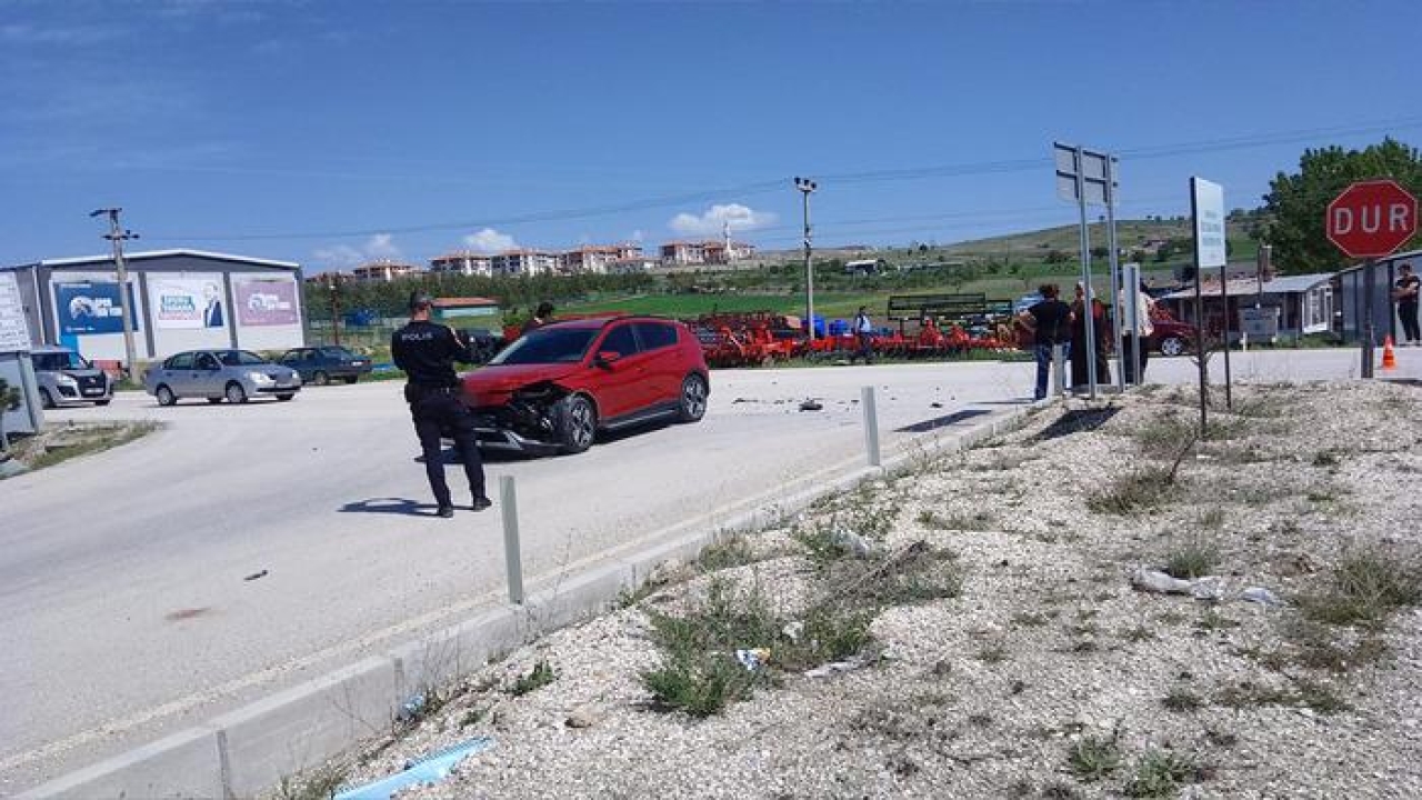 Burdur'da yürek burkan kaza! 22 yaşındaki motosikletli genç hayatını kaybetti, otomobil sürücüsü sinir krizi geçirdi