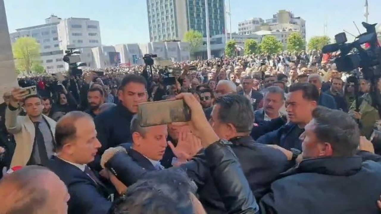 CHP lideri Özgür Özel'e yönelik çirkin saldırıya siyasilerden peş peşe tepkiler! Mansur Yavaş: "Şiddetle siyaset kurumu dizayn edilemez"