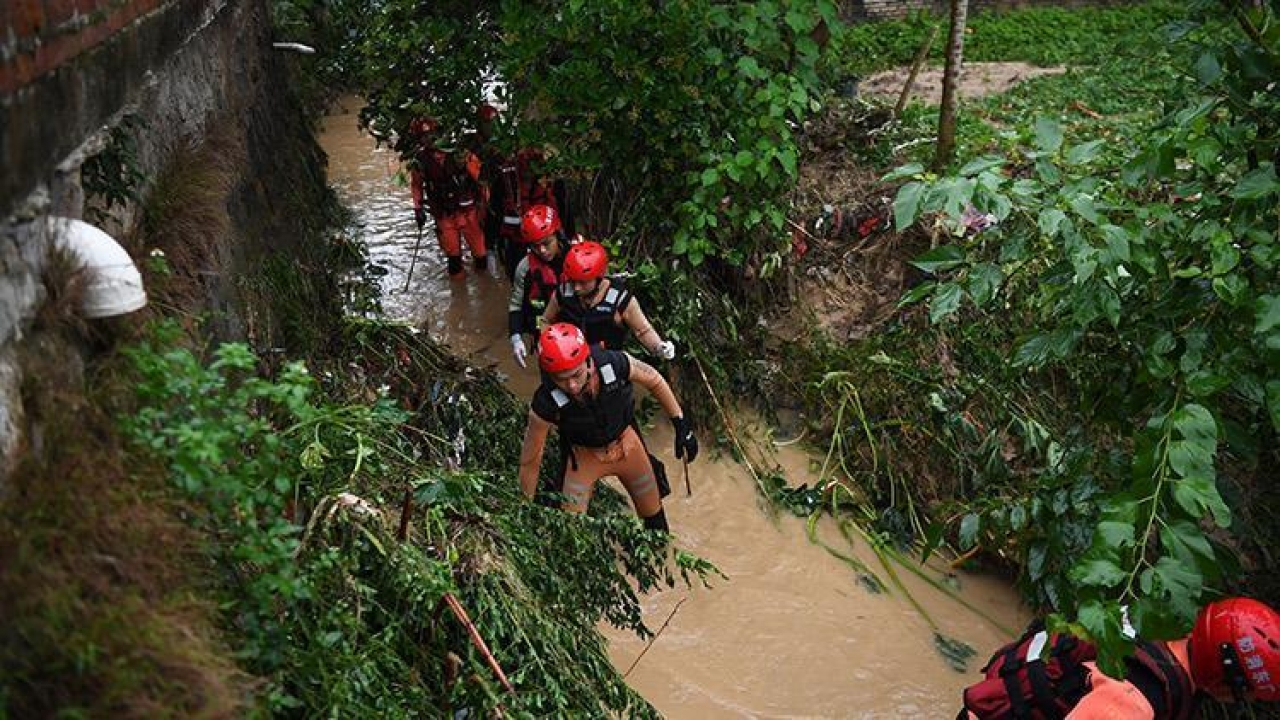 Çin'de heyelan: 10 kişi mahsur kaldı