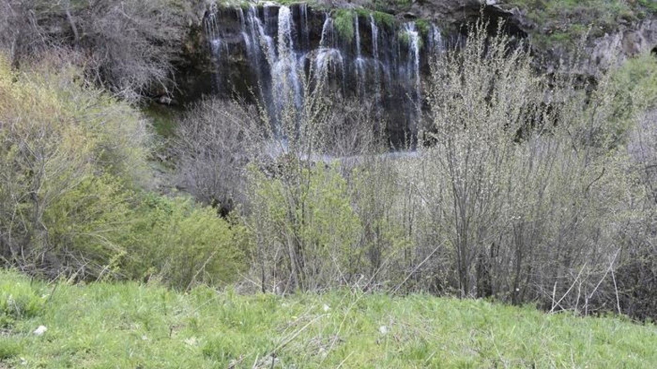 Doğa harikası şelaleye 'çöp' gölgesi