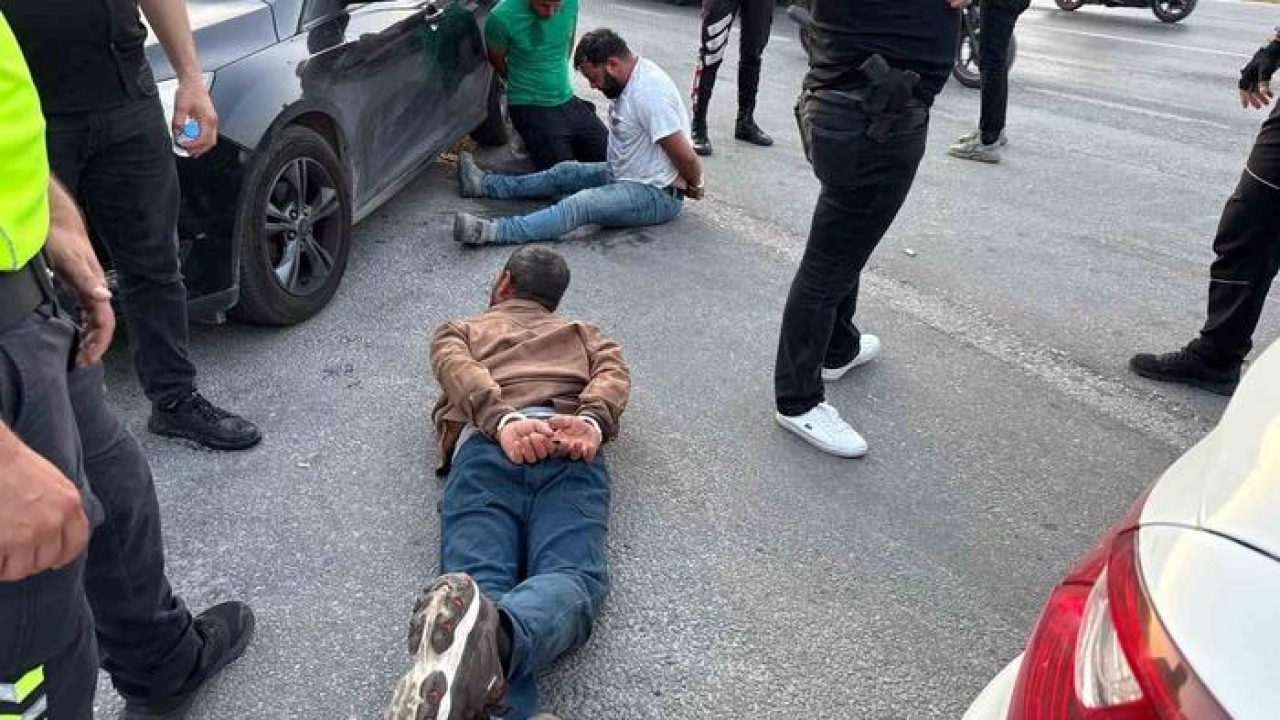 Durdurulan araçtaki şahıslar polise saldırdı: 2 yaralı, 3 gözaltı