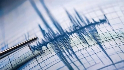 Endonezya'da deprem oldu: En az 100 ev hasar aldı