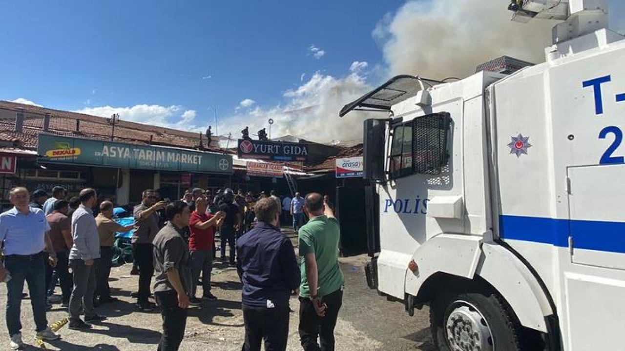Erzincan'da lokanta yangını! 20 dükkan zarar gördü