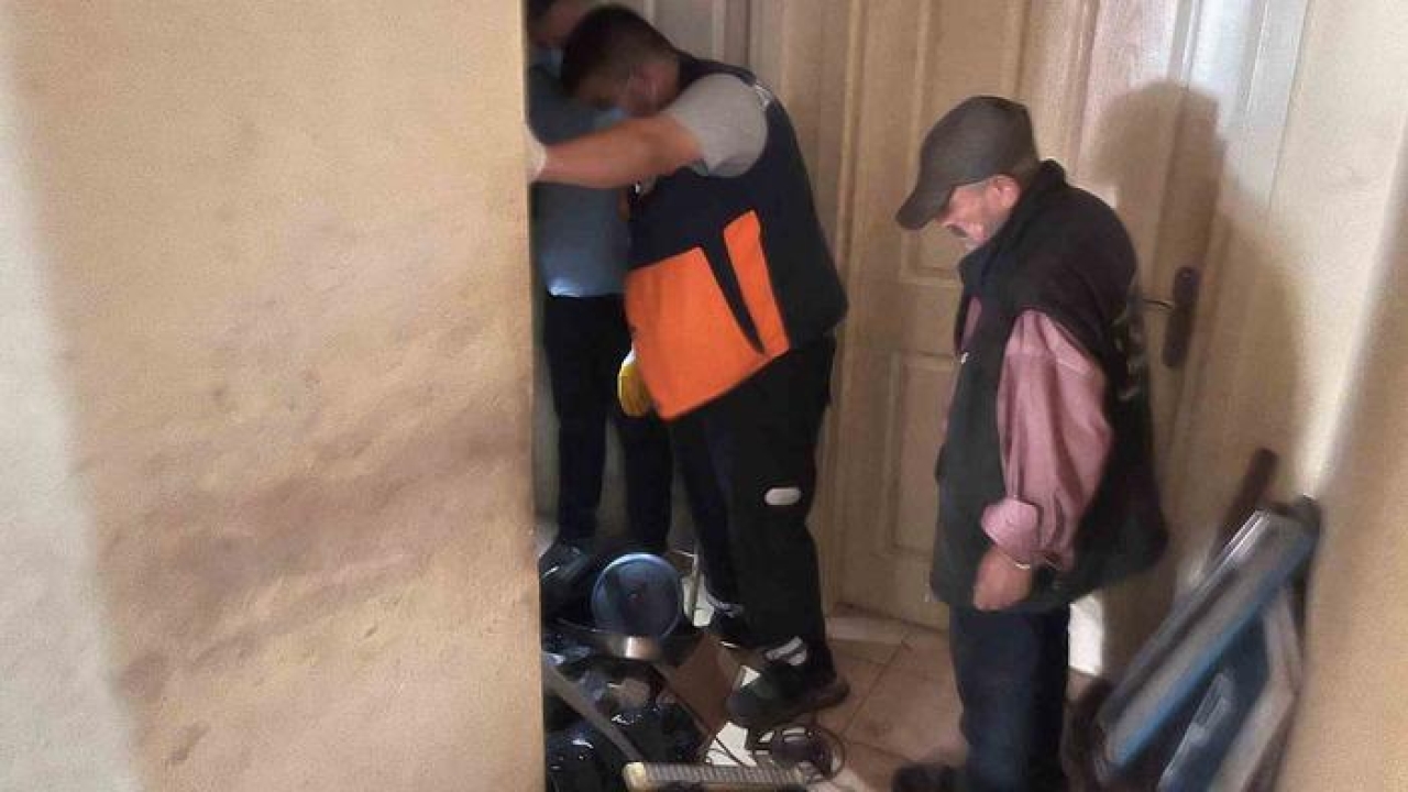 Esenyurt’ta yaşlı adamın çöp evi 4’üncü kez boşaltıldı