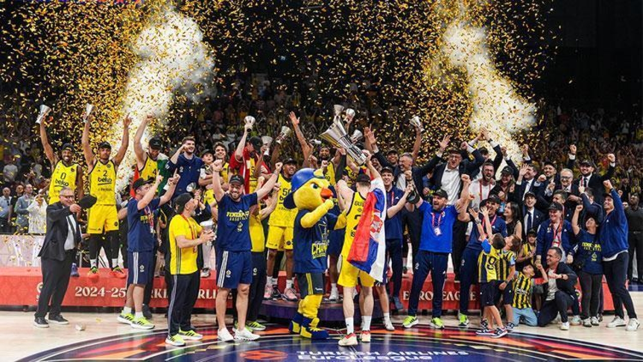 Fenerbahçe Beko'ya sporcular ve futbol takımından kutlamalar!