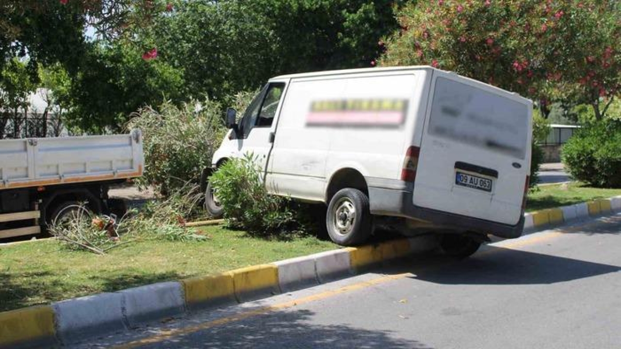 Hakimiyeti kaybolan minibüs refüjde asılı kaldı