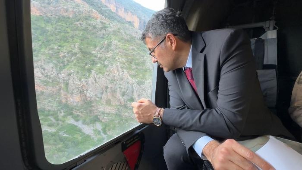 Hakkari Valisi Çelik, derede kaybolan çocuğu arama çalışmalarını havadan inceledi
