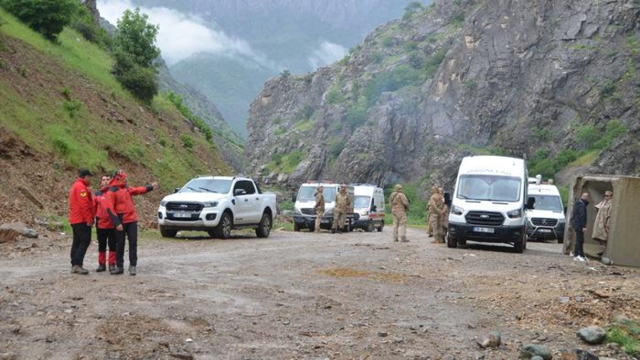 Hakkari'de derede kaybolan genci arama çalışmaları sürüyor