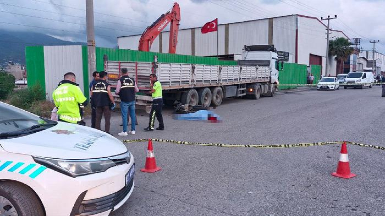 Hatay'da feci kaza! Tırla çarpışan motosikletin 16 yaşındaki sürücüsü hayatını kaybetti