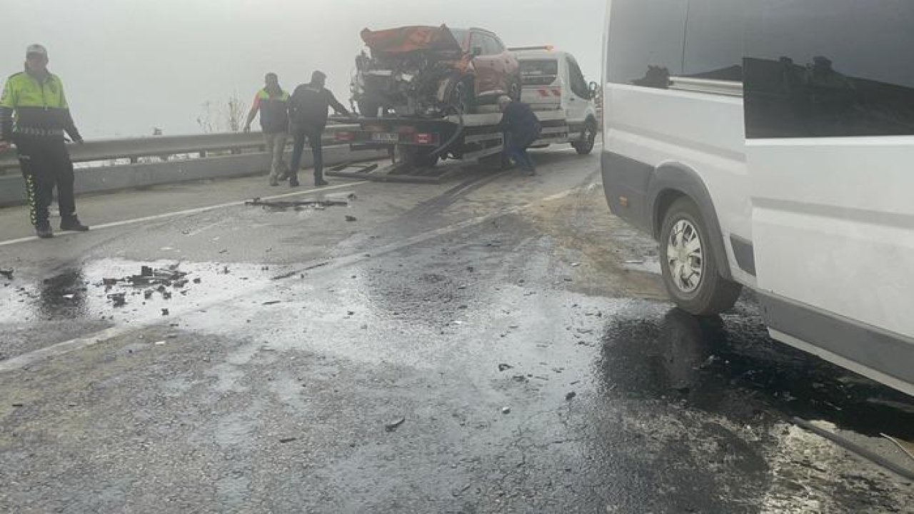 İşçi servis minibüsü ile otomobil çarpıştı: 2’si ağır, 12 yaralı