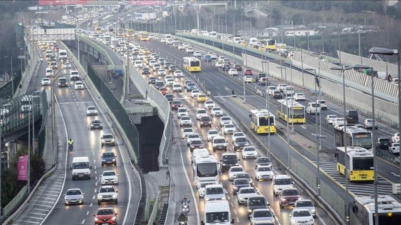 İstanbul'da trafik felç! Hafta başında yağmur bastırdı, yoğunluk yüzde 81'i buldu