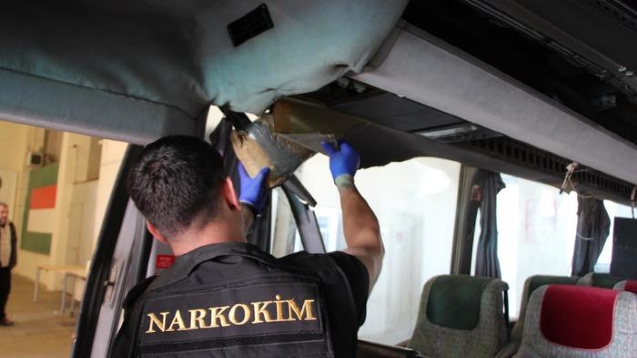 Kapukule'de otobüsteki 77 kilo uyuşturucu hapı Neptun buldu