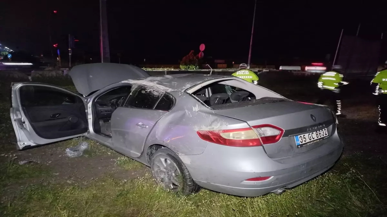 Manisa'da Otomobil Beton Bariyerlere Çarparak Devrildi, Sürücü Ağır Yaralandı