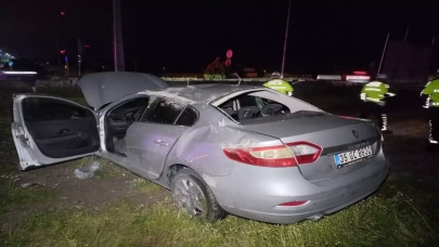 Manisa'da Otomobil Beton Bariyerlere Çarparak Devrildi, Sürücü Ağır Yaralandı