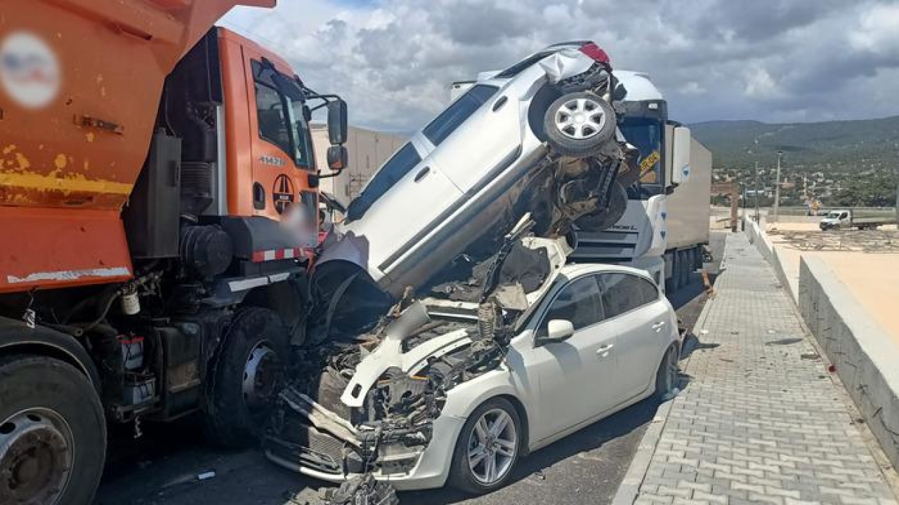Mersin'de sürücüsünün kontrolünden çıkan kamyon sanayi girişindeki 15 araca çarptı