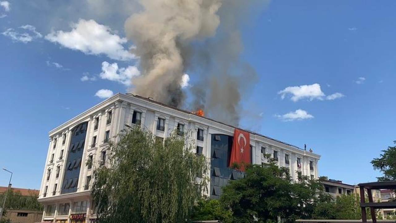 Öğrenci yurdunun çatısında çıkan yangın kontrol altına alındı