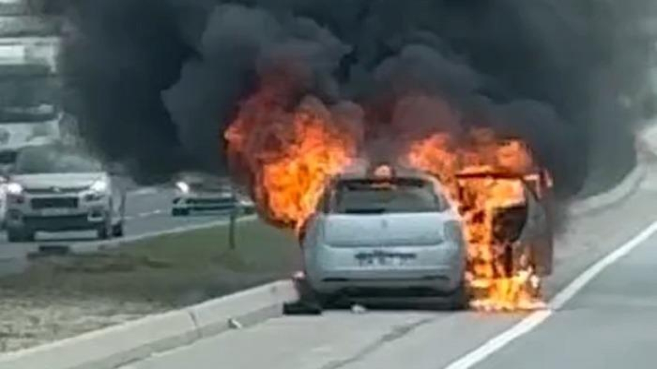 Seyir halindeki otomobil alev alev yandı