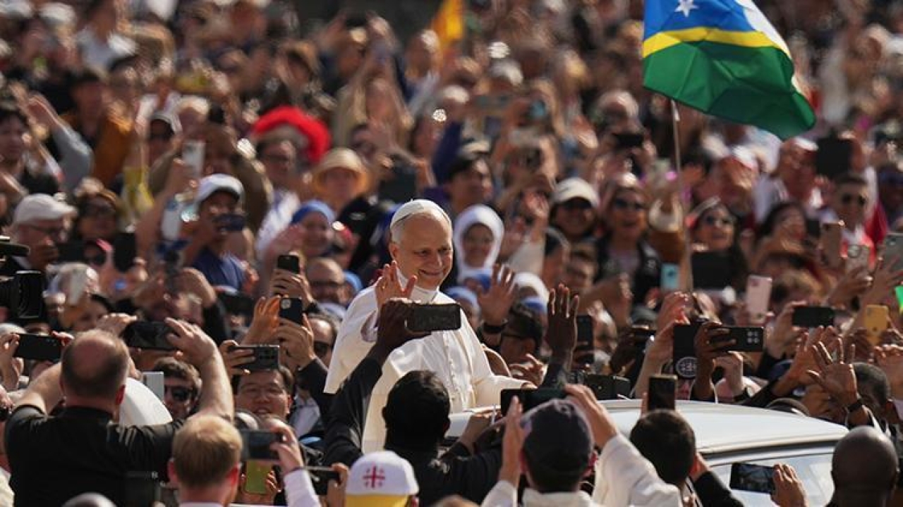 Yeni Papa&#039;nın tarihi yemin töreni! Siyasetçiler Vatikan&#039;a akın etti... Leo Papamobil&#039;de halkı selamladı