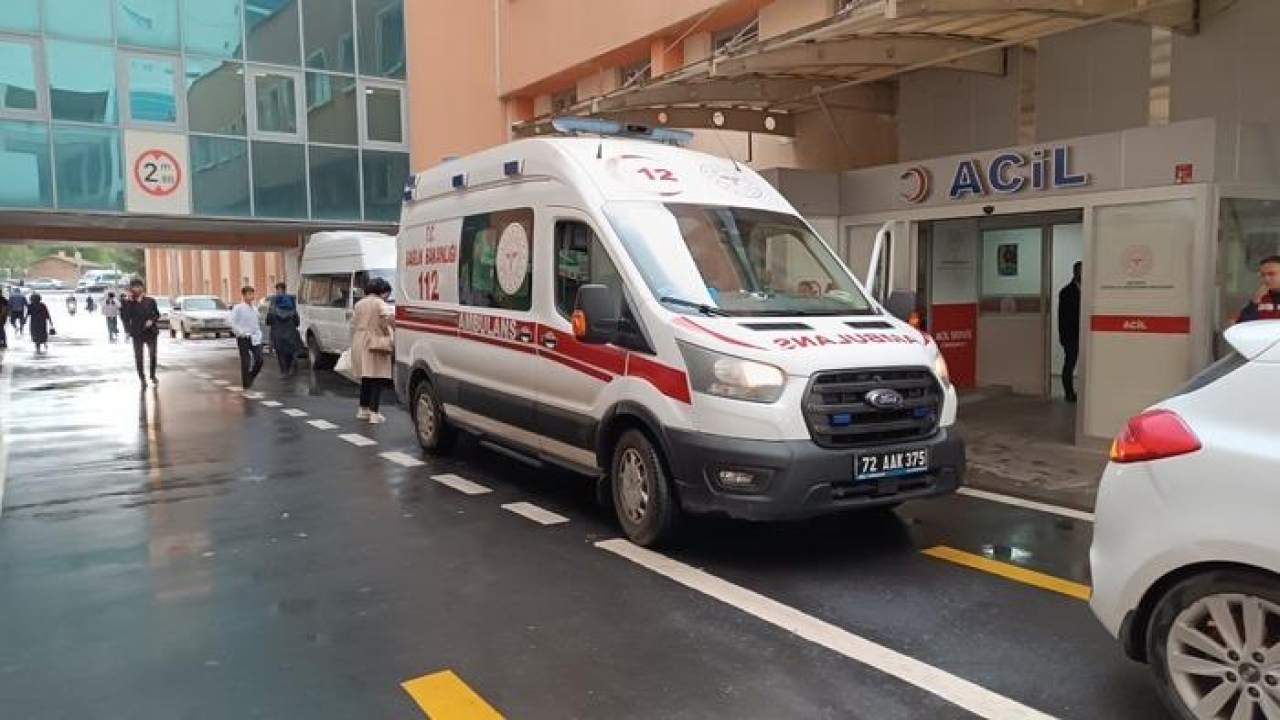 Yol kenarında yürürken otomobilin çarptığı adam hayatını kaybetti