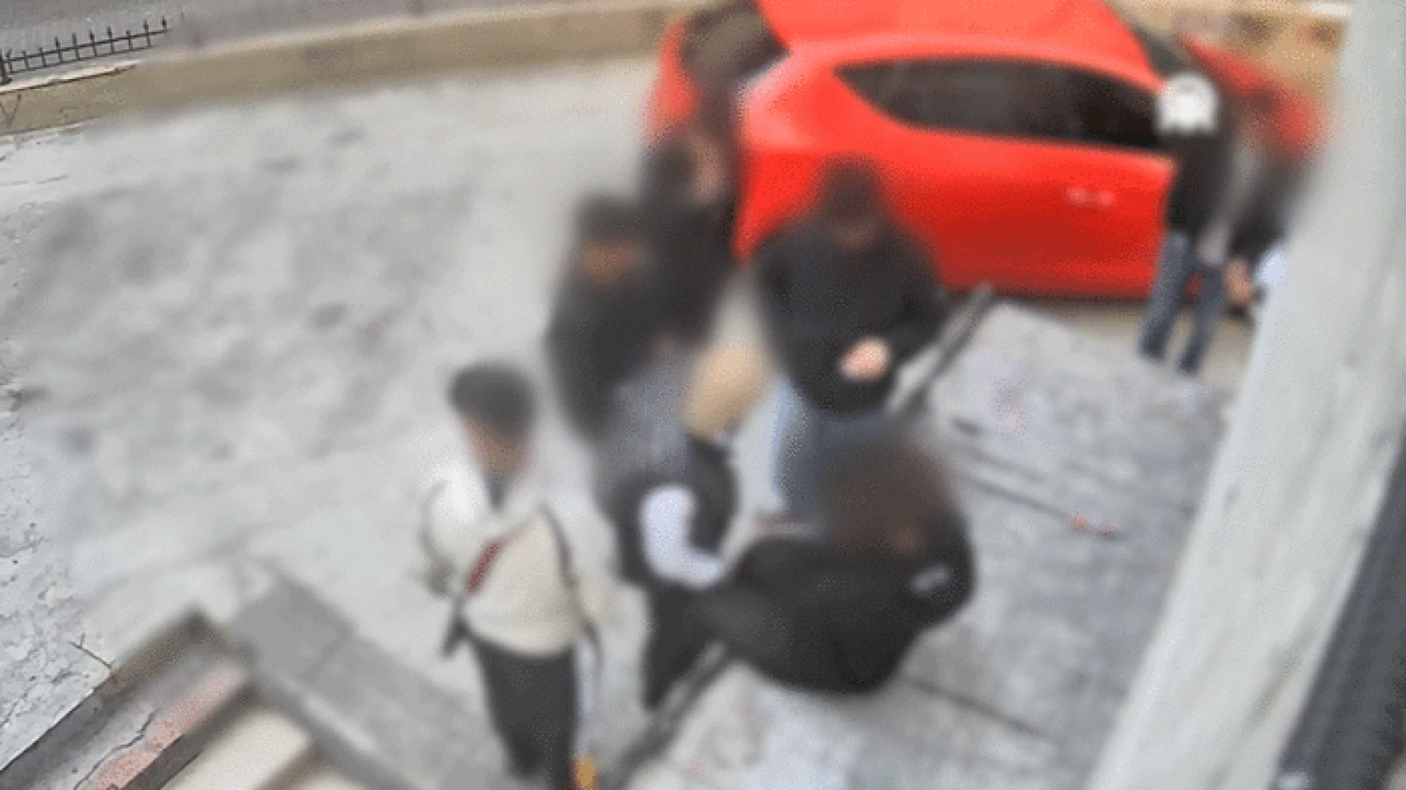 17 yaşında 3 suç kaydı var! Sokakta oturan kişinin yanına gidip bıçakla gasp etti...