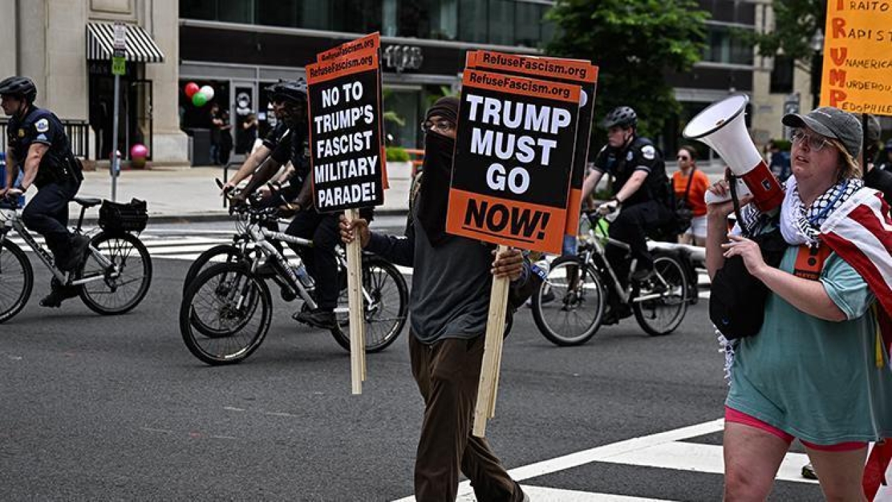 ABD'de milyonlarca kişi Krallara hayır diyerek Trump yönetimini protesto etti
