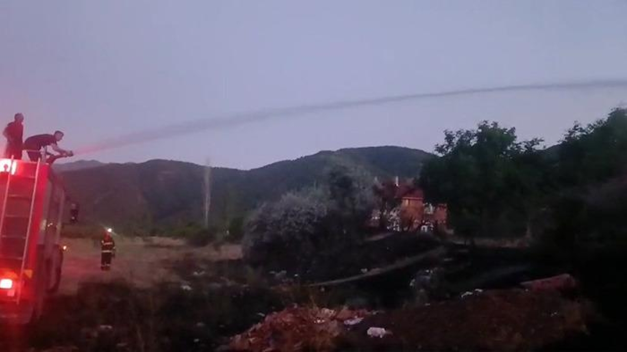 Alevler tarlayı sardı! Ekipler eve sıçramasını önledi