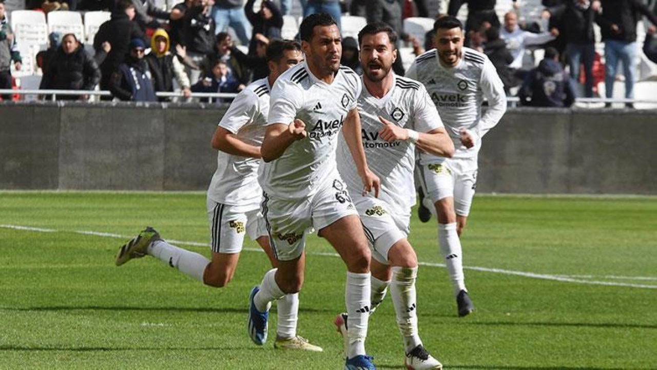 Altay'a 3 dönem transfer yasağı!