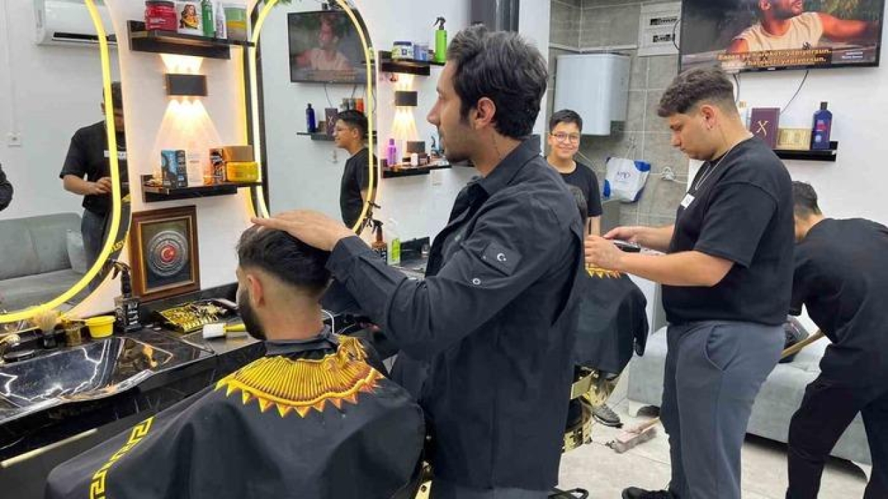 Arife günü başladıkları mesaiyi bayram sabahı noktaladılar: Berberlere akın