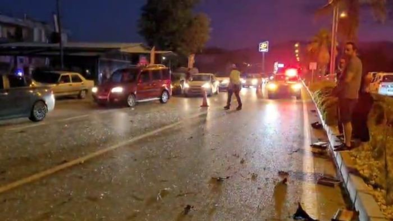 Aşırı hız yüzünden refüjdeki ağaca çarpan otomobil hurdaya döndü: 1 yaralı