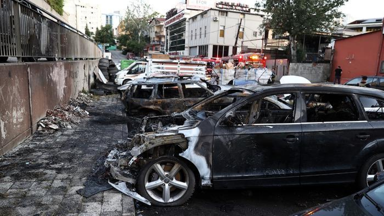 Ataşehir'de sanayi sitesinde feci yangın: Park halindeki otomobiller küle döndü!