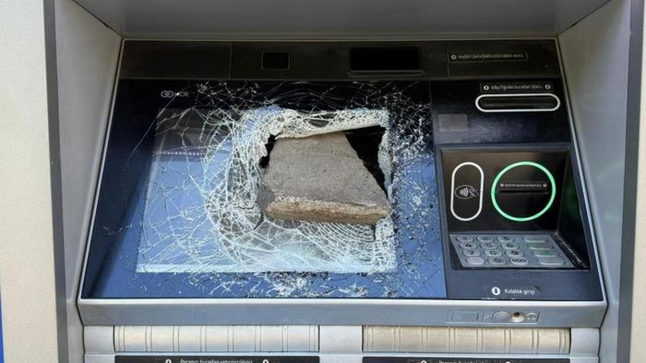 ATM'ye öfkesi dinmedi! Bir ayda üç kere parçaladı, yetkililer harekete geçti