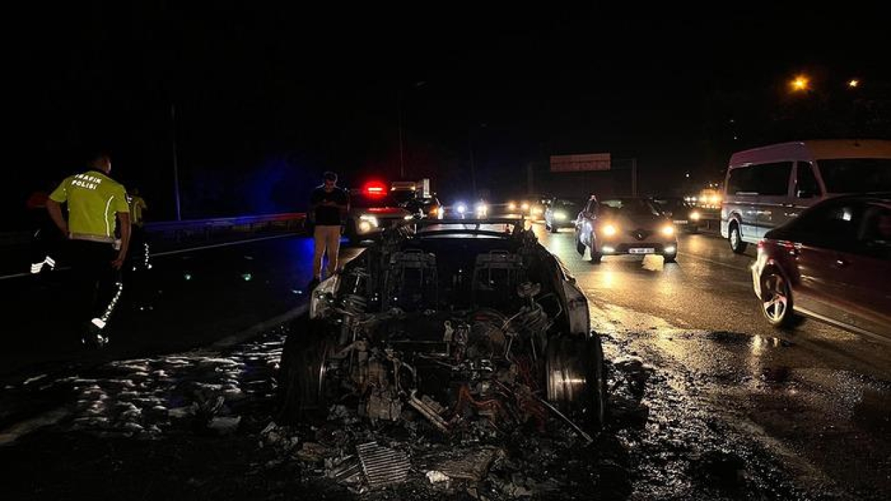 Bahçelievler’de alev alev yanan lüks otomobil hurda yığınına döndü! "Yaklaşık 2 milyon TL bir zararımız var"
