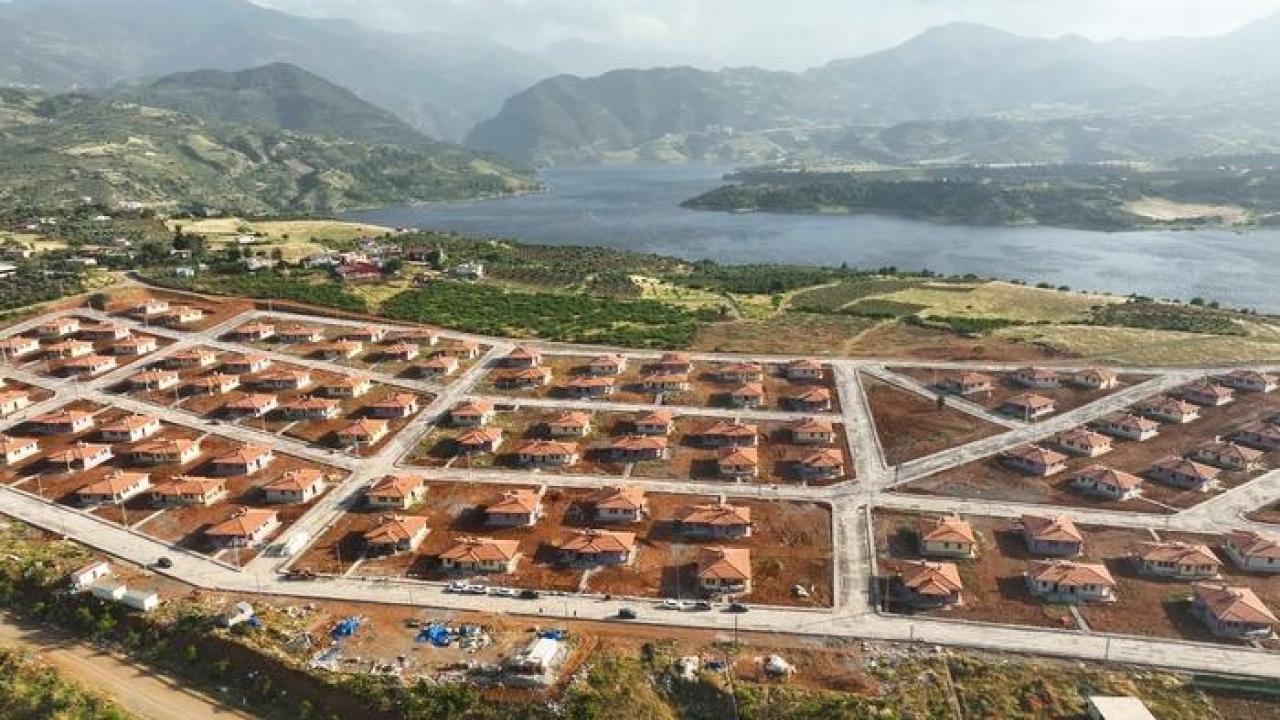 Bakan Kurum duyurdu: Kahramanmaraş'ın göl manzaralı köy evleri tamamlandı