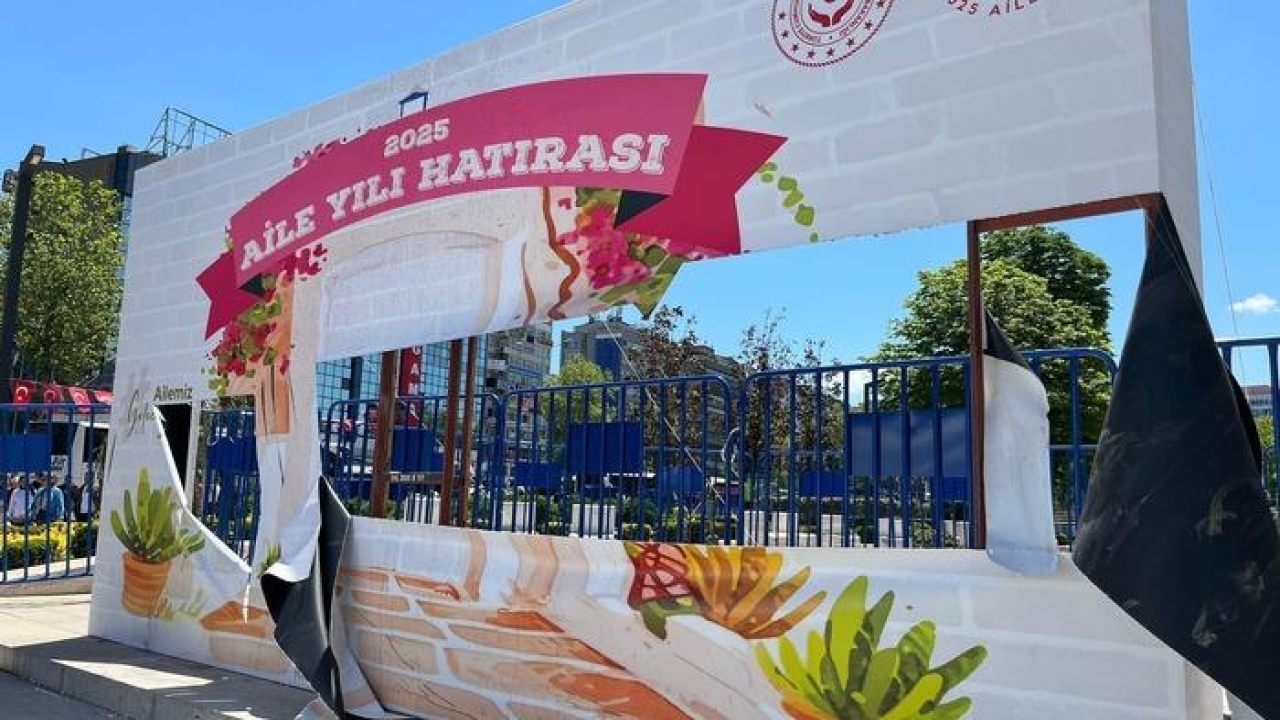 Bakanlık, 'Aile Yılı' panosuna zarar veren gençlerle görüştü