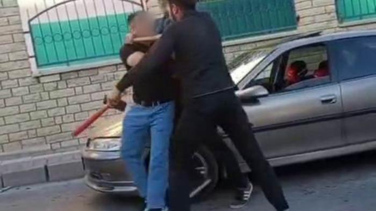 Elazığ’da baltalı-sopalı yol verme kavgası kamerada