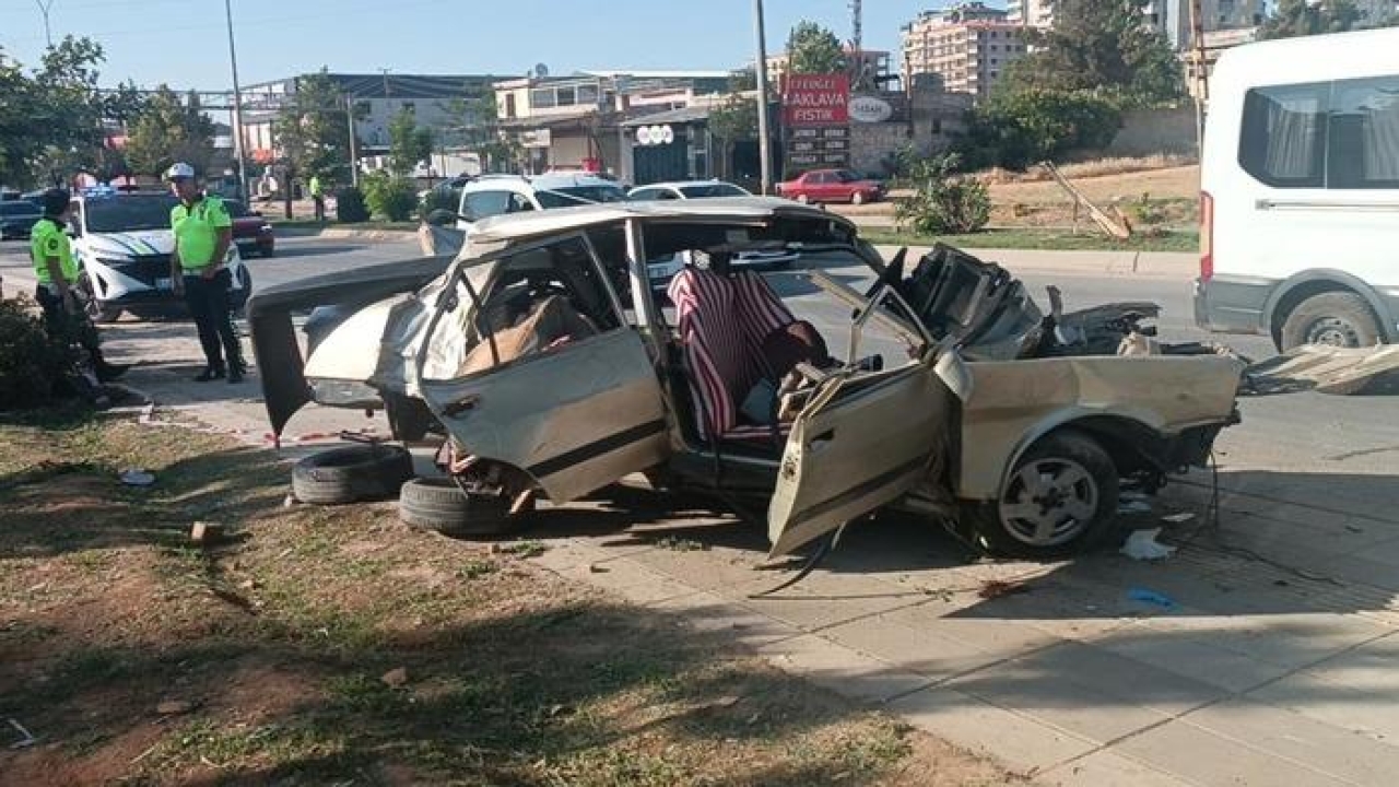 Gaziantep'te karşı şeride geçen otomobil ile 2 servis minibüsü çarpıştı; 10 yaralı