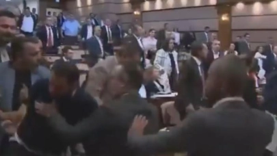 İBB Meclisi karıştı! CHP'li ve AK Partili üyeler arasında kavga