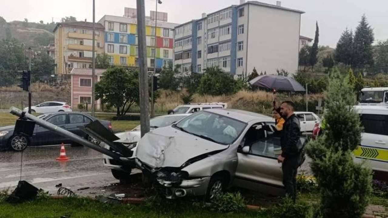 İki otomobilin çarpıştığı kazada 3 kişi yaralandı