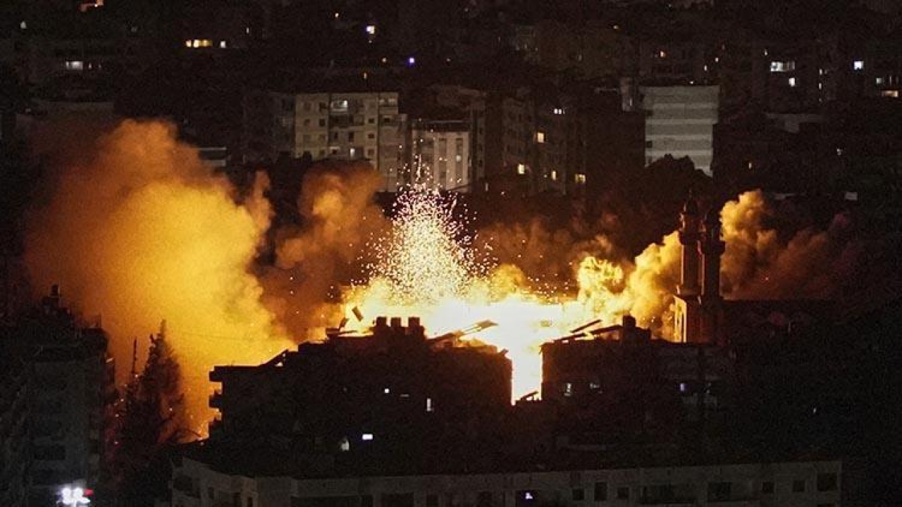 İsrail'den arefe gecesi Beyrut'a hava saldırısı