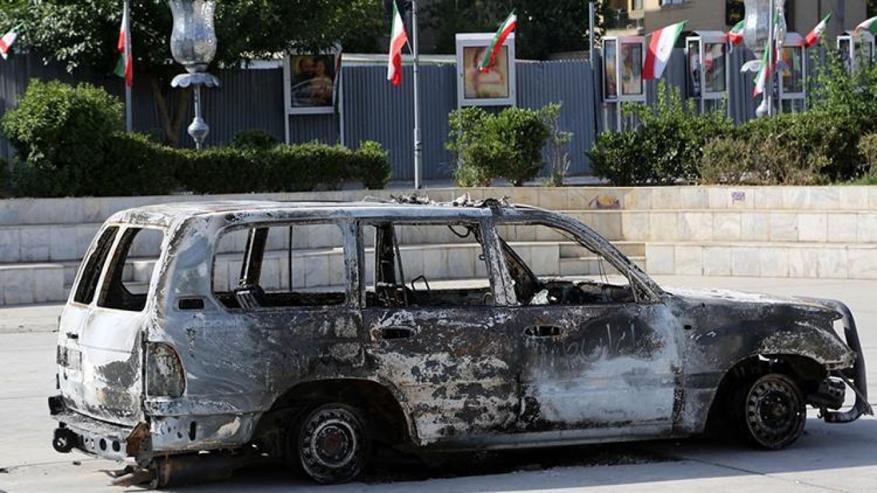 İsrail’in saldırısında hedef alınan ambulans Tahran’da sergileniyor