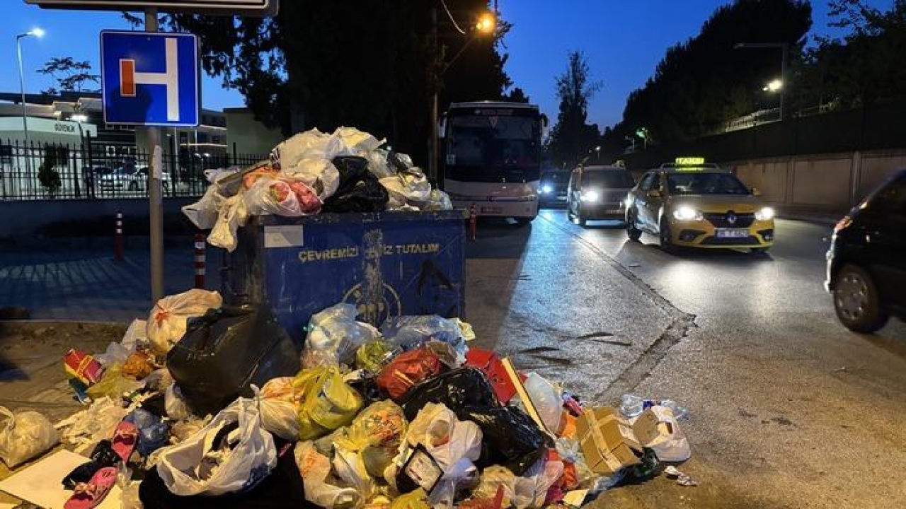 İzmir Buca’da belediye işçilerinin grevi nedeniyle çöp yığınları oluştu