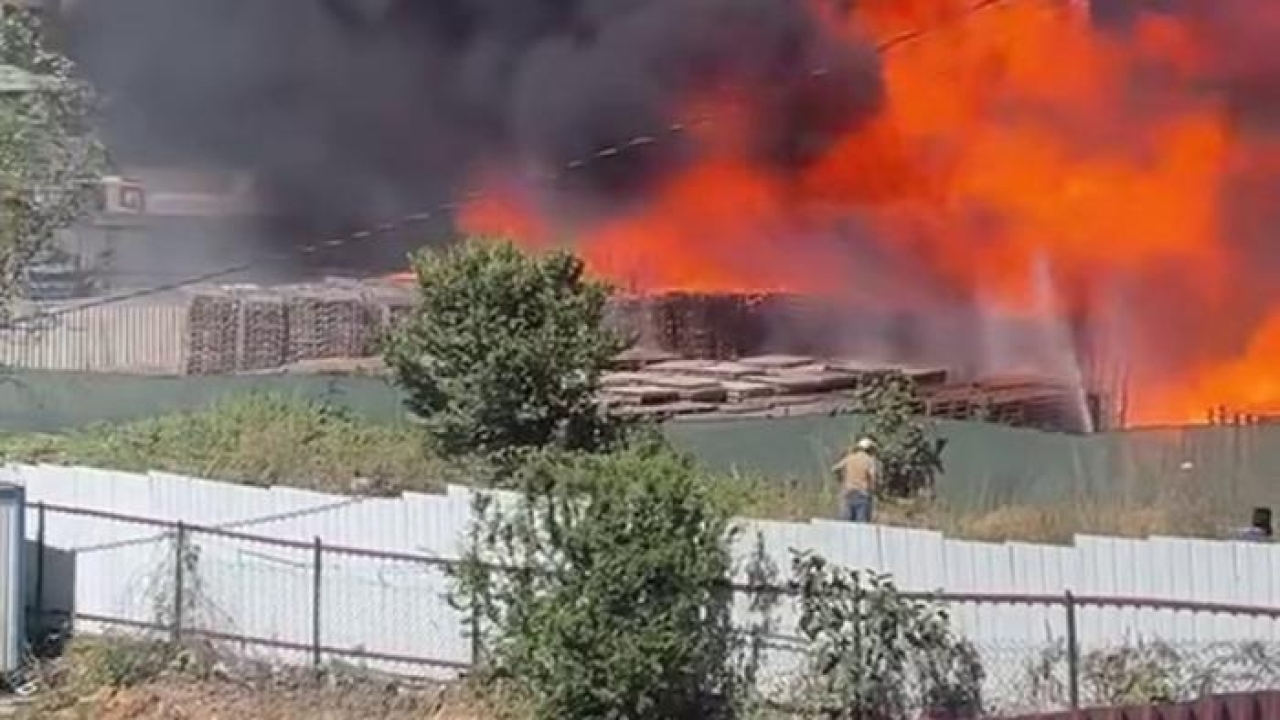 Kocaeli’de palet depolama sahasında yangın! Ekipler sevk edildi