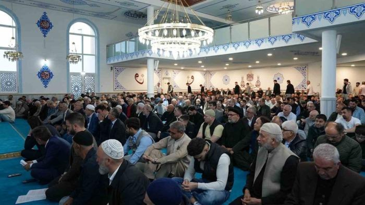 Köln’de yüzlerce Müslüman Kurban Bayramı namazını eda etti